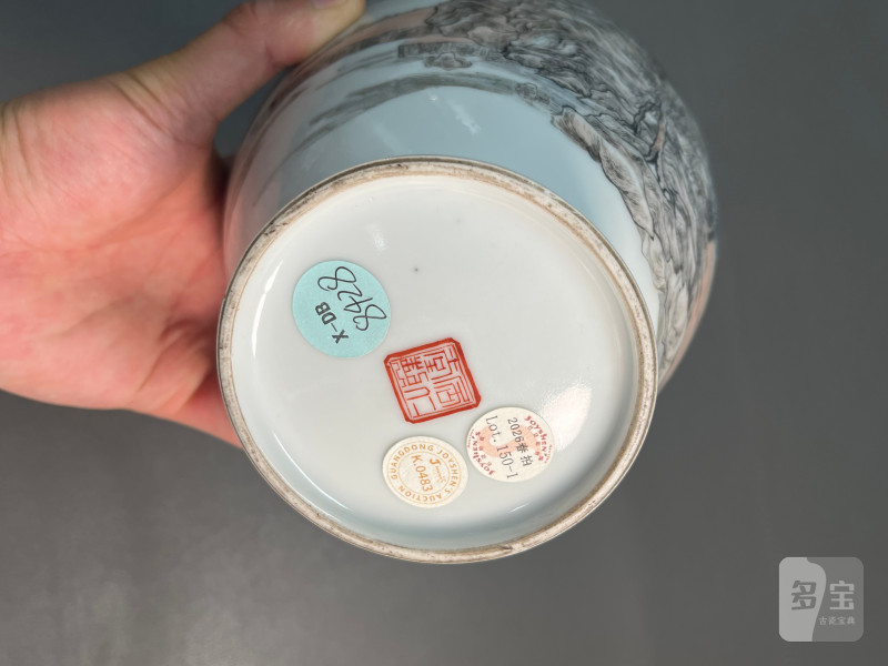 民国  粉彩通景山水长颈瓶（配原座） - 图19